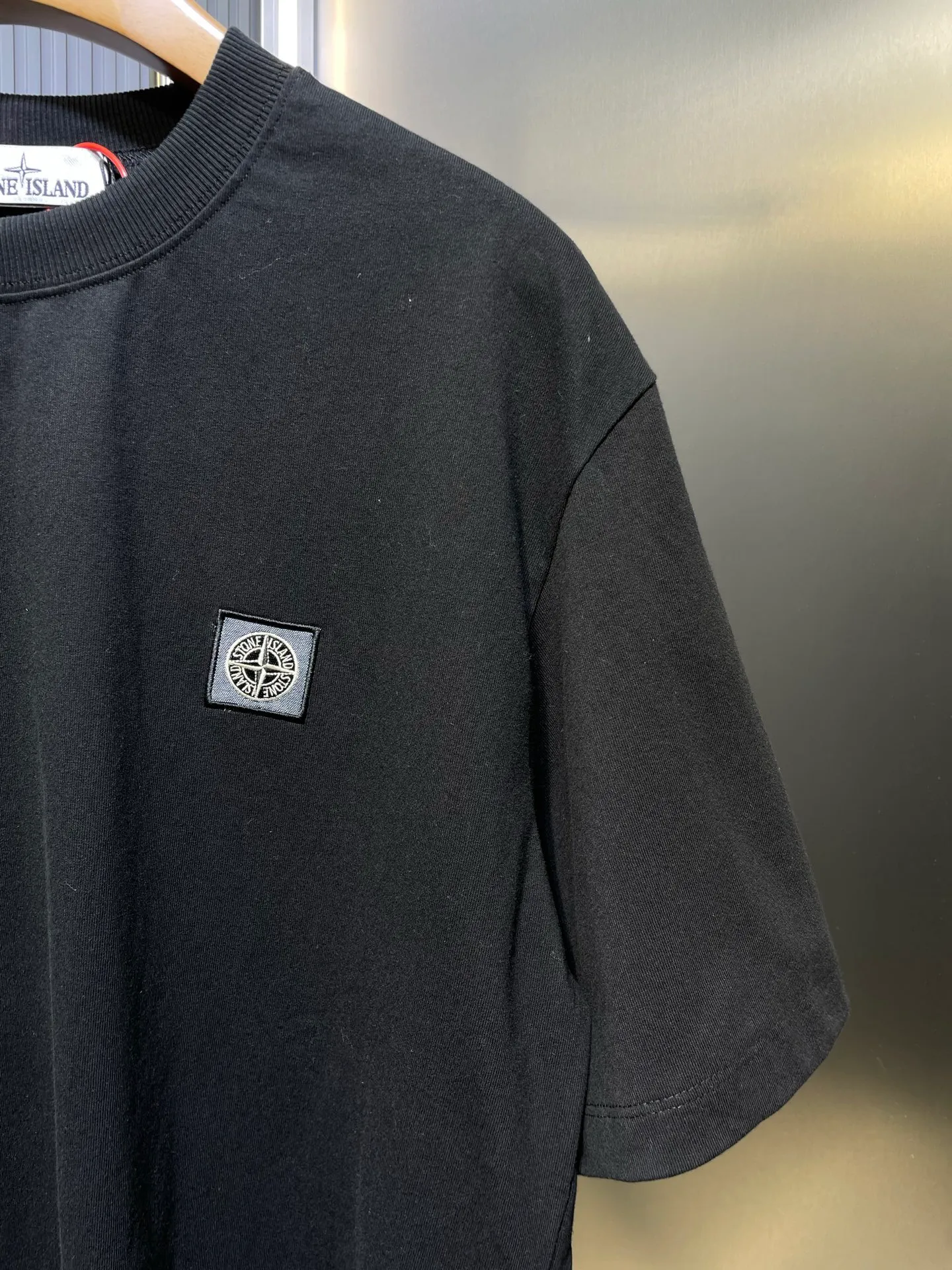 🅿️260 Stonelsland 🌟【Top Original】Badge appliqué embroidered short sleeves. Customized trendy double-strand linen cotton. Delicate and smooth. Comfortable and skin-friendly. High-end black rhyme. Deep charm. Compass micro-stamp patches are embellished on the chest. Ingenuity is seen in simplicity. Elegance is shown in the details. Simplicity is not simple. The style is self-contained. Process 1: Use imported machine appliqué embroidery technology. Use advanced computer control systems and precision mechanical components to achieve Compass. The badge embroidery operation presents an embroidery effect with both clarity and three-dimensionality. Process 2: The fabrics are washed and have a better hand feel. They are not easy to deform, shrink or fade. They maintain long-term beauty. Accessories: Customized 1:1 Stonelsland trademark. Version: Loose version. Size: S M L XL